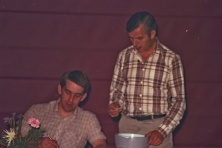 1980-Bombakkes-Vergadering-01-Trekking-Loterij-