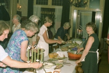 1981-Bombakkes-Eten-bij-van-Arensbergen-na-Bombakkesreisje-01