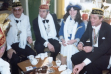 1981-Bombakkes-Uitrusten-tijdens-scholenbezoek