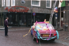 1982-Bombakkes-Versiering-Cafe-de-Put-Uitbater-Mat-Vos-01