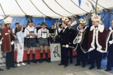 1985-Prinsen-uitgenodigd-bij-Ossebraadfeest-Maskotters-Ottersum-02