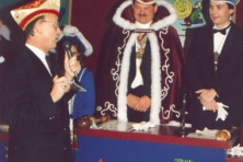 1992-Bombakkes-Prins-Sjaak-2-ontvangt-1e-CD-Bombakkes-Burg.-Berger-