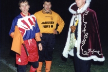 1999-Prins-Bart-dn-Urste-Aftrap-Voetbalwedstrijd-Vitesse-09