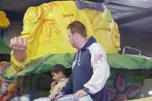 2002-Bombakkes-Optocht-Bouwen-wagen-Vriendengroep-Davy-Goertz-54