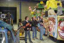 2002-Bombakkes-Optocht-Bouwen-wagen-Vriendengroep-Davy-Goertz-79