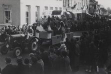 1950er-jaren-Carnavalsoptocht-Maasstraat-hoek-Zandstraat