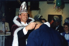 1999-Bombakkeskrantuitreiking-05