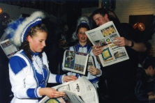 1999-Bombakkeskrantuitreiking-10