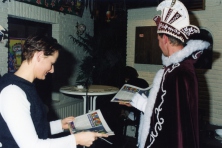 1999-Bombakkeskrantuitreiking-14