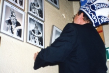 2001-Ex-Prins-Hans-dn-Derde-Prinsenfoto-ophangen-Hotel-de-Kroon-01