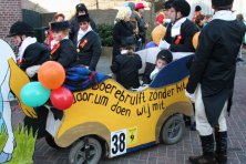 2006-Bombakkes-Carnavalsoptocht-in-de-Steendalerstraat-113