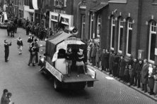 1957-Bombakkes-Carnavaloptocht-01a