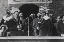 1957-Bombakkes-Prinsenproclamatie-Stadhuis-02