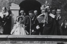 1957-Bombakkes-Prinsenproclamatie-Stadhuis-03