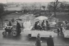 1974-Bombakkes-Carnavalsoptocht-Opstellen-Kalboerstraat-