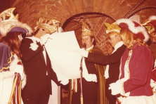 1974-Bombakkes-Ontvangst-Stadhuis-Prins-Jo1-Sleuteloverdracht-06