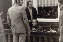 1974-Buurtvereniging-Voorhoevenpark-versiert-huis-Prins-Jo-den-Urste-01