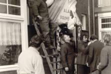 1974-Buurtvereniging-Voorhoevenpark-versiert-huis-Prins-Jo-den-Urste-02