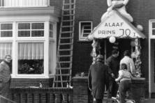 1974-Buurtvereniging-Voorhoevenpark-versiert-huis-Prins-Jo-den-Urste-03