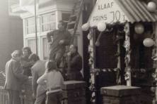 1974-Buurtvereniging-Voorhoevenpark-versiert-huis-Prins-Jo-den-Urste-04