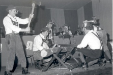 1981-Bombakkes-Zitting-05d-Holzhacker